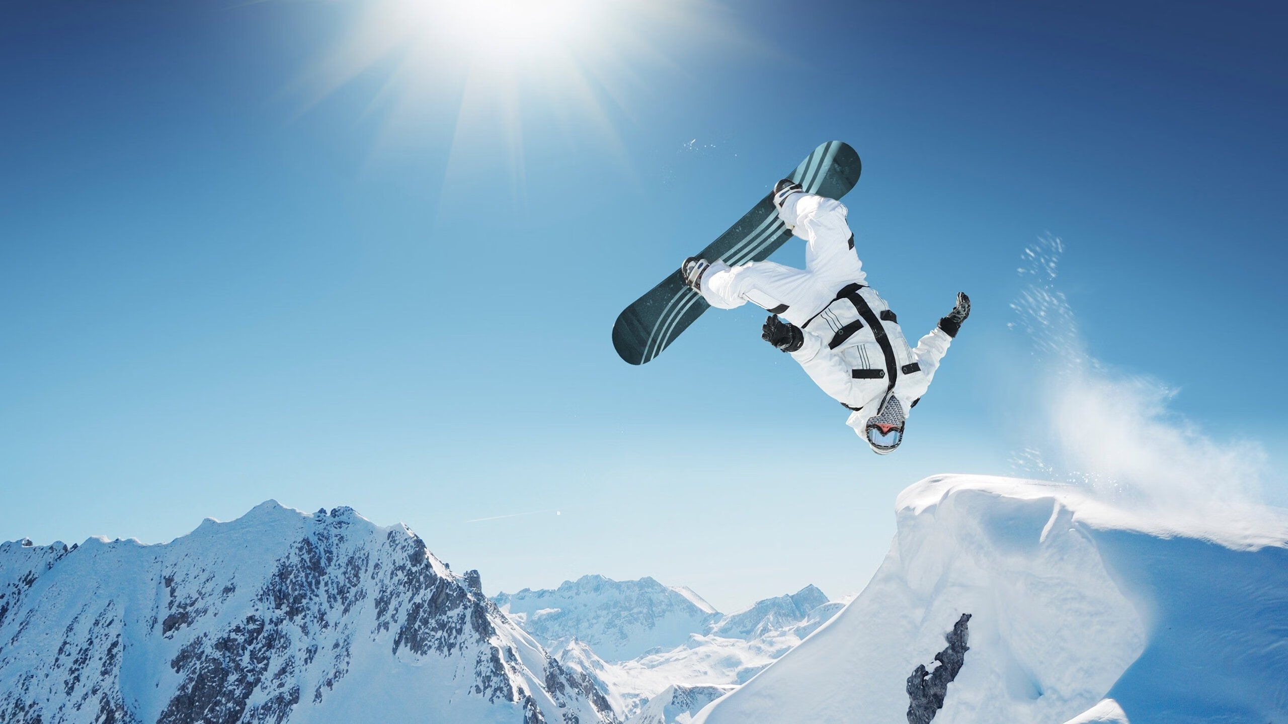 纳达尔关键破发点力挽狂澜 鏖战五盘晋级温网八强