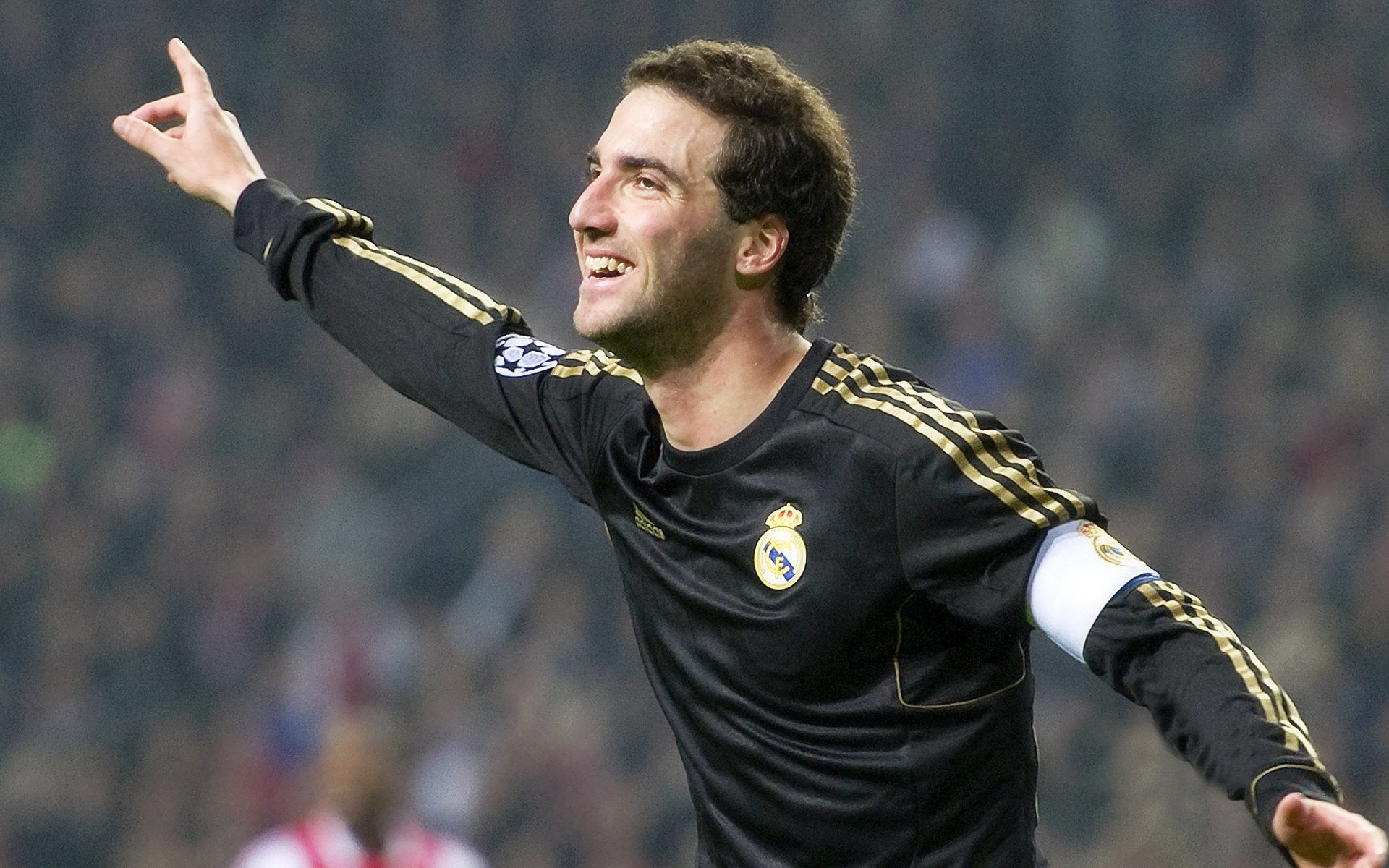 传奇谢幕！足球巨星李明举行盛大退役仪式